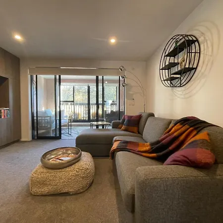 Beautiful Hagley Park View Apartment In Cbd